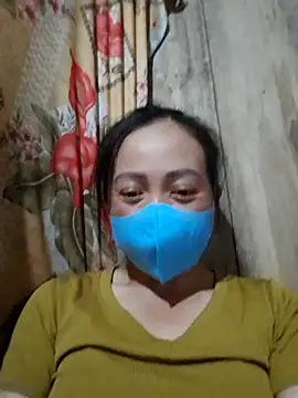 Snapshot of Tuyet_xx chatting on 10.08.25 Tuyet xx online show from 10.08.25