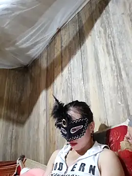 Snapshot of Tuyet_xx chatting on 10.13.25 Tuyet xx online show from 10.13.25