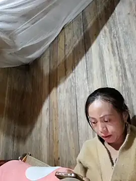 Snapshot of Tuyet_xx chatting on 10.28.25 Tuyet xx online show from 10.28.25