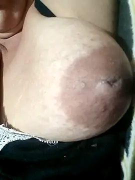 Snapshot of Hotmommax chatting on 10.22.25 Hotmommax online show from 10.22.25