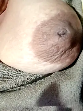 Snapshot of Hotmommax chatting on 10.26.25 Hotmommax online show from 10.26.25