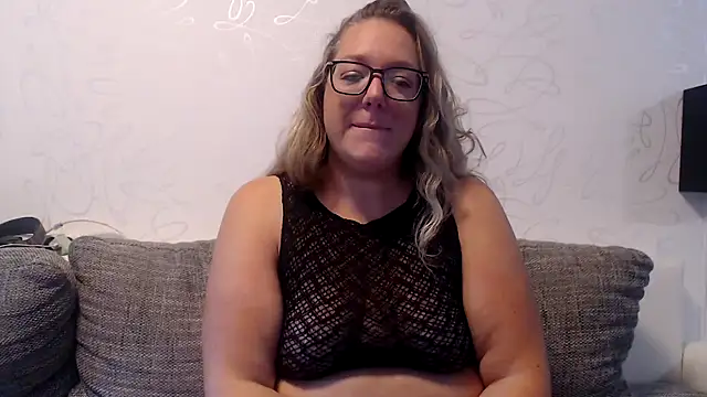 Snapshot of KittyClit chatting on 10.02.25 KittyClit online show from 10.02.25