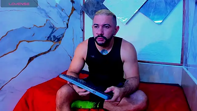 Snapshot of isaac_franko chatting on 10.12.25 isaac franko online show from 10.12.25