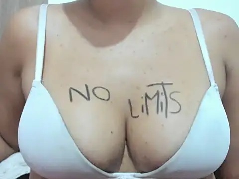 Snapshot of Valentinahot7 chatting on 10.10.25 Valentinahot7 online show from 10.10.25