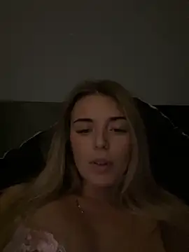 Snapshot of EllieEllxx chatting on 10.04.25 EllieEllxx online show from 10.04.25