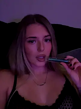 Snapshot of EllieEllxx chatting on 10.12.25 EllieEllxx online show from 10.12.25