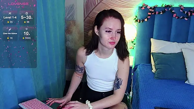 Snapshot of Kendal_foxy chatting on 10.21.25 Kendal foxy online show from 10.21.25