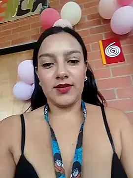Snapshot of Sexy_Nayra_outdoors chatting on 10.24.25 Sexy Nayra outdoors online show from 10.24.25