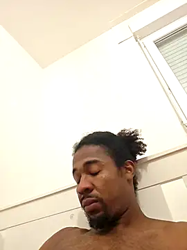 Snapshot of cracha chatting on 10.11.25 cracha online show from 10.11.25