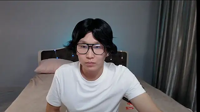 Snapshot of KaiChicken chatting on 10.12.25 KaiChicken online show from 10.12.25