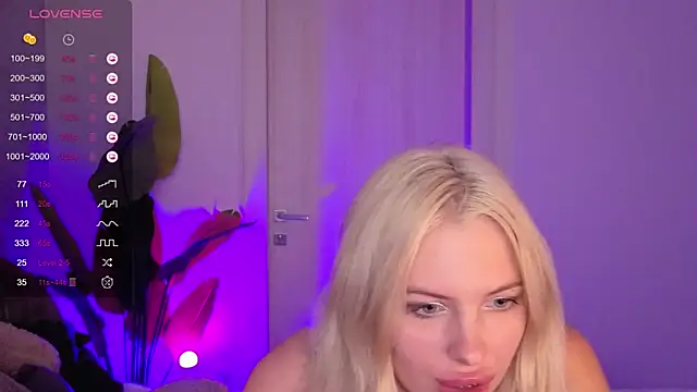 Snapshot of SweetCherryBlonde chatting on 10.10.25 SweetCherryBlonde online show from 10.10.25