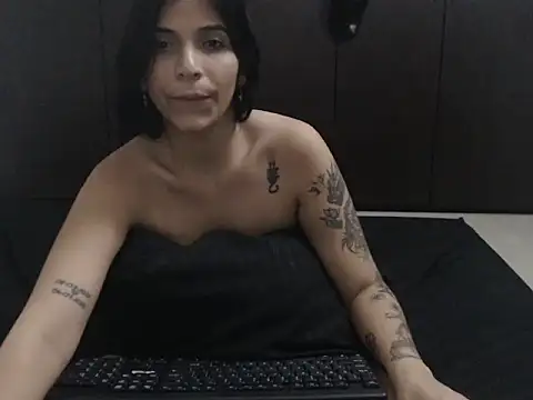 Snapshot of Mhia-linsey chatting on 10.08.25 Mhia-linsey online show from 10.08.25