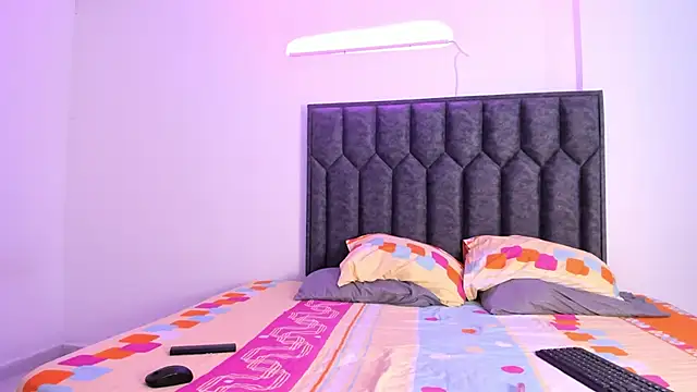 Snapshot of ArihanaTylor chatting on 10.18.25 ArihanaTylor online show from 10.18.25