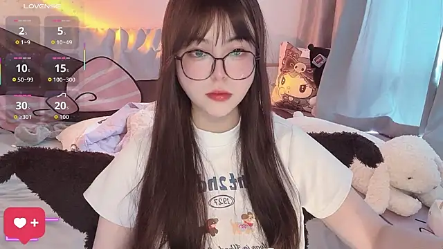 Snapshot of xiaoman-1 chatting on 10.19.25 xiaoman-1 online show from 10.19.25