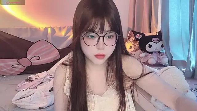 Snapshot of xiaoman-1 chatting on 10.20.25 xiaoman-1 online show from 10.20.25