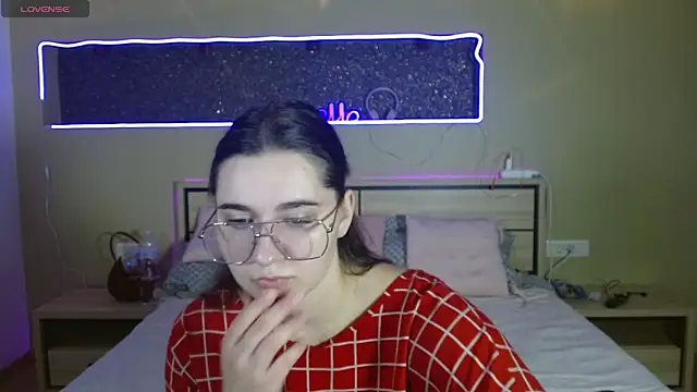 Snapshot of cutieblush chatting on 10.08.25 cutieblush online show from 10.08.25