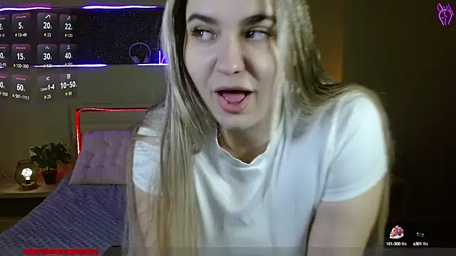 Snapshot of cutieblush chatting on 10.15.25 cutieblush online show from 10.15.25