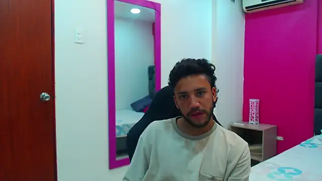 Snapshot of Juan_FelipeX01 chatting on 10.06.25 Juan FelipeX01 online show from 10.06.25