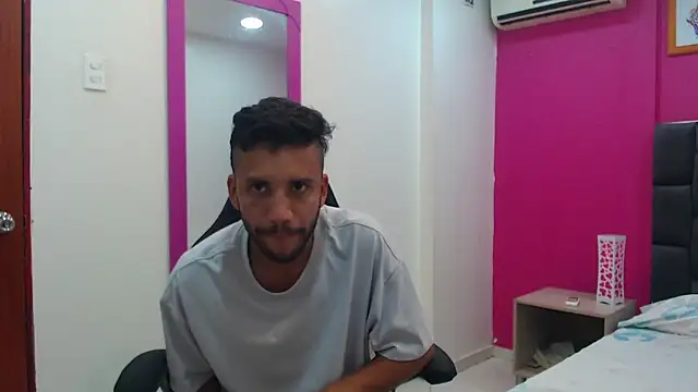 Snapshot of Juan_FelipeX01 chatting on 10.12.25 Juan FelipeX01 online show from 10.12.25