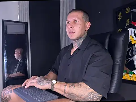 Snapshot of MAXIMO_VEGA chatting on 10.24.25 MAXIMO VEGA online show from 10.24.25