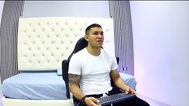 Snapshot of venedic_bull chatting on 10.28.25 venedic bull online show from 10.28.25