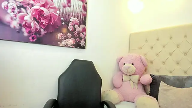 Snapshot of salo_kinlley chatting on 10.28.25 salo kinlley online show from 10.28.25