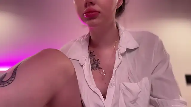 Snapshot of AlmaryKim chatting on 10.04.25 AlmaryKim online show from 10.04.25