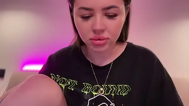 Snapshot of AlmaryKim chatting on 10.10.25 AlmaryKim online show from 10.10.25