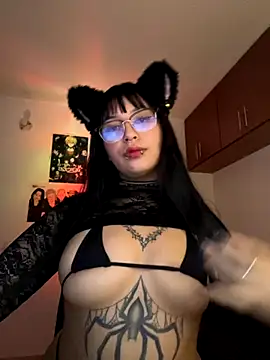 Snapshot of Hinatamoon_ chatting on 10.23.25 Hinatamoon  online show from 10.23.25