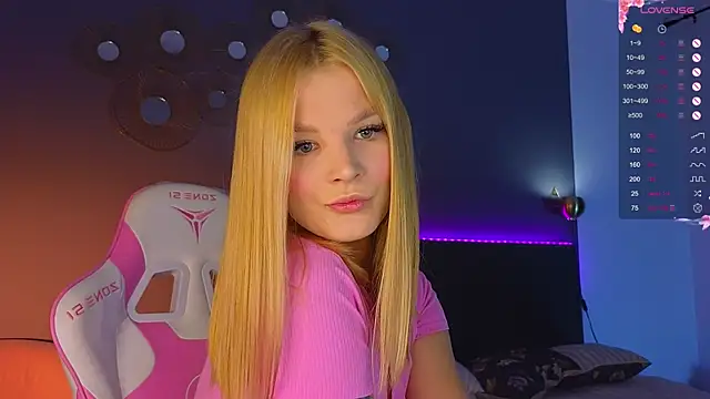 Snapshot of loya7ove chatting on 10.28.25 loya7ove online show from 10.28.25
