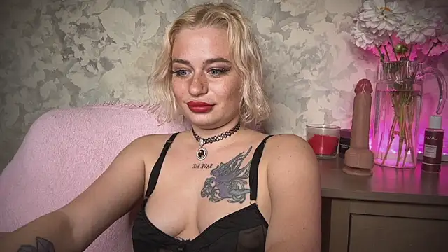 Snapshot of angelalicehell chatting on 10.01.25 angelalicehell online show from 10.01.25