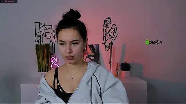 Snapshot of vivy_star1 chatting on 10.19.25 vivy star1 online show from 10.19.25