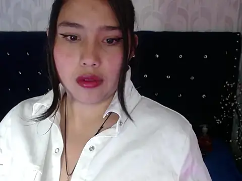Snapshot of Lovingmoraxx chatting on 10.21.25 Lovingmoraxx online show from 10.21.25