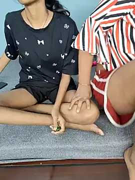 Snapshot of Unique_girls90 chatting on 04.15.26 Unique girls90 online show from 04.15.26