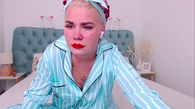 Snapshot of Naughty_kittyy1 chatting on 10.08.25 Naughty kittyy1 online show from 10.08.25