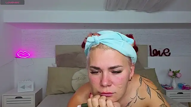 Snapshot of Naughty_kittyy1 chatting on 10.10.25 Naughty kittyy1 online show from 10.10.25