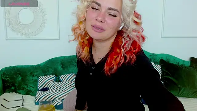 Snapshot of Naughty_kittyy1 chatting on 10.11.25 Naughty kittyy1 online show from 10.11.25