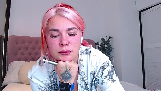 Snapshot of Naughty_kittyy1 chatting on 10.14.25 Naughty kittyy1 online show from 10.14.25