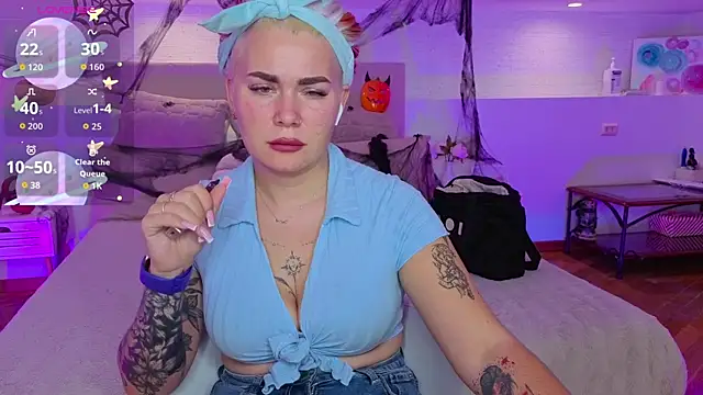 Snapshot of Naughty_kittyy1 chatting on 10.28.25 Naughty kittyy1 online show from 10.28.25