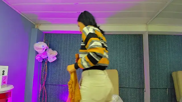 LeaMoreau22 online show from 12.21.25