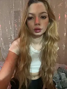 Snapshot of _Siennaaa_ chatting on 10.21.25  Siennaaa  online show from 10.21.25