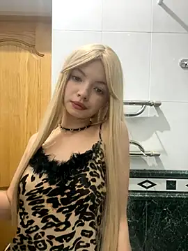 Snapshot of _Siennaaa_ chatting on 10.25.25  Siennaaa  online show from 10.25.25