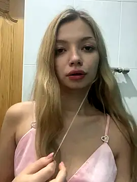 Snapshot of _Siennaaa_ chatting on 10.28.25  Siennaaa  online show from 10.28.25