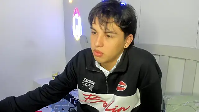 StiwenTwink online show from 10.31.25