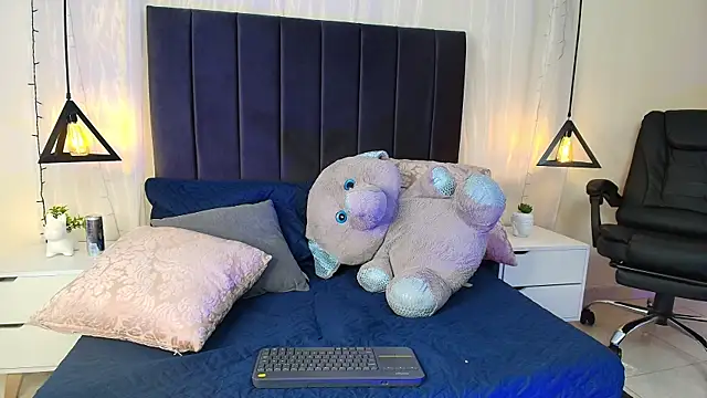 Snapshot of Rubyvixxen_ chatting on 10.04.25 Rubyvixxen  online show from 10.04.25