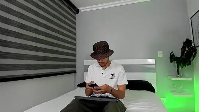 Snapshot of ZaynShadow chatting on 10.18.25 ZaynShadow online show from 10.18.25