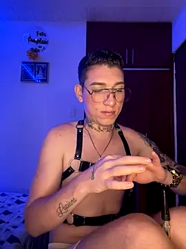 Snapshot of hotxxx_2012 chatting on 10.03.25 hotxxx 2012 online show from 10.03.25