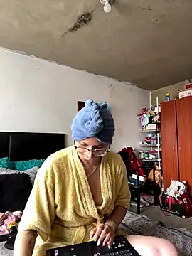 Snapshot of imariahot chatting on 10.21.25 imariahot online show from 10.21.25