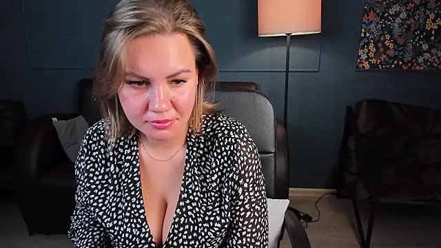 Snapshot of AriaEven chatting on 10.03.25 AriaEven online show from 10.03.25