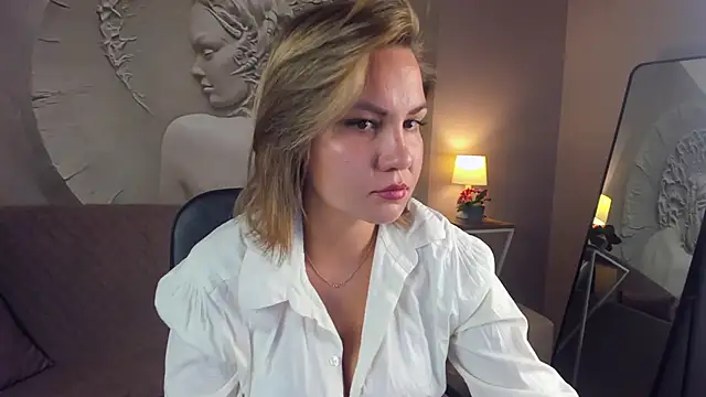 Snapshot of AriaEven chatting on 10.10.25 AriaEven online show from 10.10.25